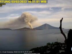 Gunung Anak Krakatau Muntahkan Abu Vulkanik 200 Meter