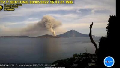 Gunung Anak Krakatau Muntahkan Abu Vulkanik 200 Meter