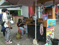 Siap Gelar Dagangan, Gerai Makanan di Bakar OTK