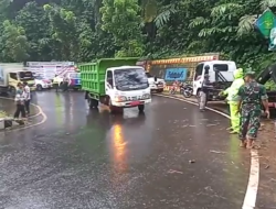 Hujan Deras Rusak Lapak dan Hanyutkan Bunga Pedagang di Batu Kramat