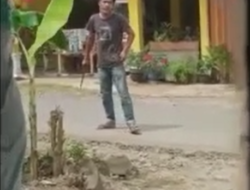 Bawa Badik, Pukul Anak, Rusak Rumah Mertua