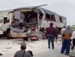 Bus Sarat Penumpang Hantam Truk, 1 Tewas