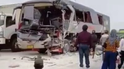 Bus Sarat Penumpang Hantam Truk, 1 Tewas