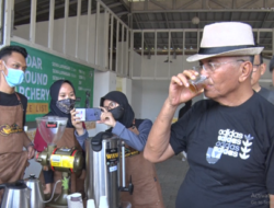 Lepas Rindu, Dahlan Iskan Minum Kopi dan Makan Durian