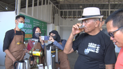 Lepas Rindu, Dahlan Iskan Minum Kopi dan Makan Durian
