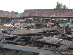 Warga Gotong Royong Bersihkan Puing Bangunan Kios