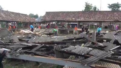 Warga Gotong Royong Bersihkan Puing Bangunan Kios