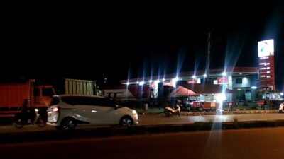 Truk Habis Solar, Sopir Terpaksa Menginap di SPBU