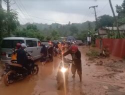 Tebing Longsor, Jalan di Hanura Tertutup Lumpur