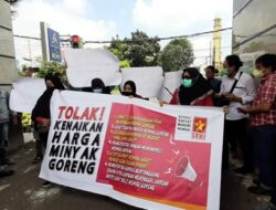 Massa Desak Turunkan Harga dan Tindak Mafia