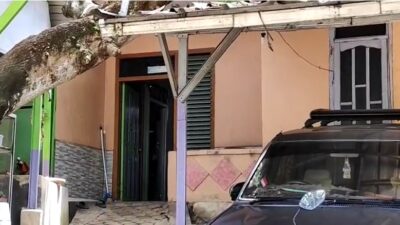 Amankan 4 Terduga Radikal, Densus 88 Sita Setumpuk Buku di Panjang