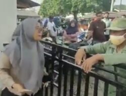 Pedagang Protes Gerbang Pasar Trimodadi Dipasang