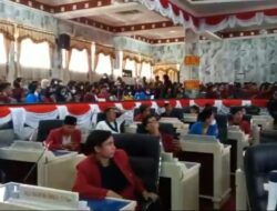 Gagal Temui Anggota Dewan, Massa Duduki Gedung DPRD