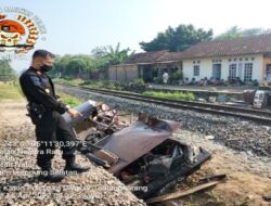 Sedan Corolla Hancur Terseret Hingga 15 Meter