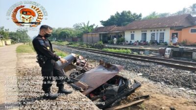 Sedan Corolla Hancur Terseret Hingga 15 Meter