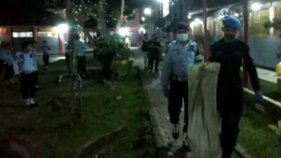 Napi Simpan Ponsel di Pot Bunga