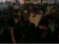 Dibubarkan Polisi, Aksi di Tugu Adipura Berakhir Ricuh