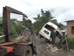 Mobil Travel Disambar Kereta Api Babaranjang, Penumpang Selamat