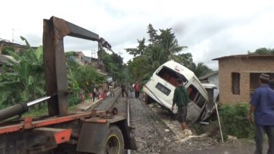 Mobil Travel Disambar Kereta Api Babaranjang, Penumpang Selamat