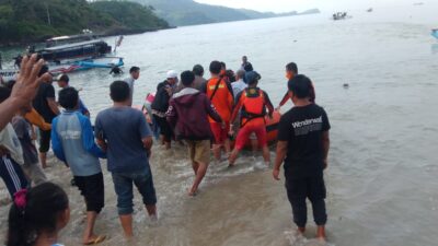 Selamatkan Anak, Ayah Tewas Digulung Ombak