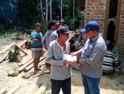 Sahlan Berikan Tali Asih Ke Mbah Hanapi