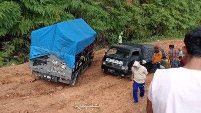 Belasan Pengendara Mobil Terjebak di Suoh