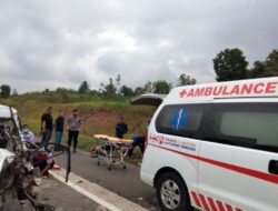 Minibus Hantam Truk, Dua Tewas Dua Kritis