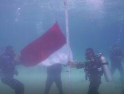 50 Penyelam Kibarkan Bendera di Dasar Laut Pahawang