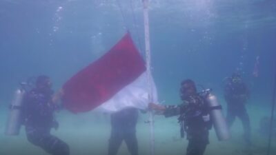 50 Penyelam Kibarkan Bendera di Dasar Laut Pahawang