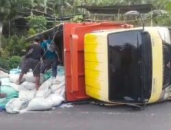 Tidak Kuat Menanjak, Truk Bermuatan Garam Terguling
