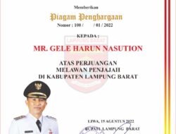 Bupati Lambar Beri Penghargaan Kepada Pahlawan Pejuang Kemerdekaan Mr. Gele Harun