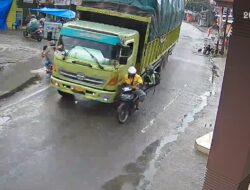 Rem Blong Truk Fuso Seruduk Pemotor