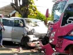 APV Hantam Truk Depan Kantor PDIP