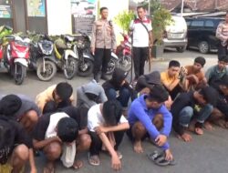 Anak Ditangkap, Orang Tua Pelajar Nangis Menyesal