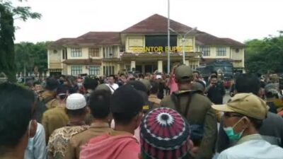 Bupati Kabur, Massa Ngelurug DPRD Lamtim