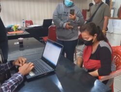 Pukul dan Gantung Bocah Sambil Merekam