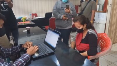 Pukul dan Gantung Bocah Sambil Merekam