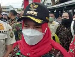 Jokowi Bagi Sembako dan Bantuan Langsung Tunai