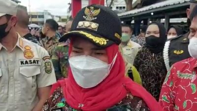 Jokowi Bagi Sembako dan Bantuan Langsung Tunai