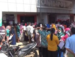 Warga Berdesakan Antre BLT BBM