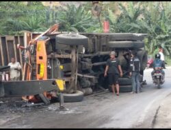 Truk Batu Bara Vs Kontainer, Macet 1 Km