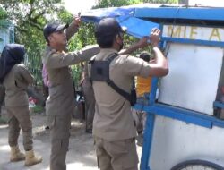 Ditertibkan Satpol PP, PKL Jalan Yos Sudarso Bingung Pindah Kemana
