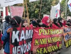 Puluhan Buruh Perempuan PT Phillips Unjuk Rasa