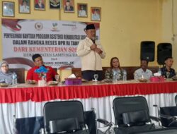 Komang Koheri Bagikan Puluhan Kursi Roda Bagi Penyandang Disabilitas