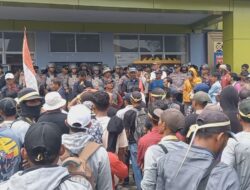 Tuntut Sertifikat PTSL, Massa Geruduk BPN Lampura