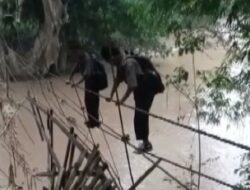 Pasca Banjir, Siswa Bergelantungan Seberangi Sungai Way Besai