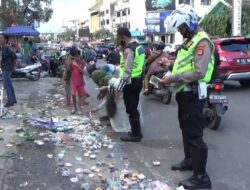 Tabrak Gerobak Kue, Pengendara Motor Pingsan