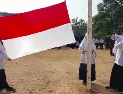 Kibarkan Bendera, Santri Tanamkan Nilai Pancasila