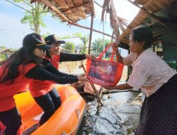 Gunakan Perahu Karet, Baguna PDI Perjuangan Beri Bantuan Korban Banjir