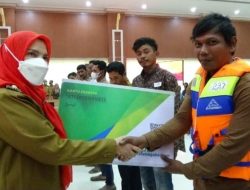 Walikota Berikan Bantuan Alat Keselamatan Kerja kepada 250 Nelayan Bandarlampung, Kini 1.192 Nelayan Tercover Program Asuransi Nelayan